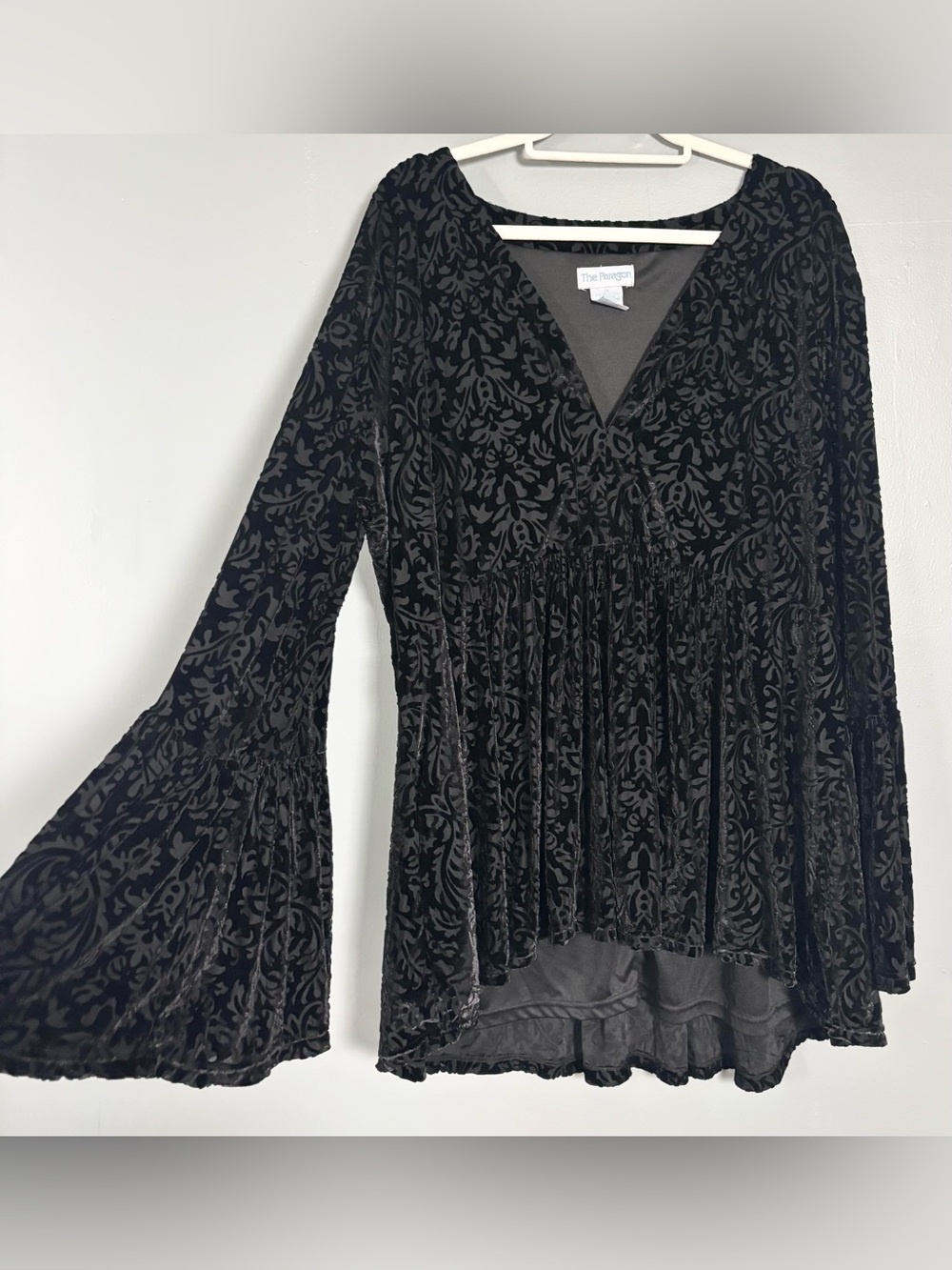 The Paragon Sz 3X Black Velvet Whimsigoth Flare Sleeve V-Neck‎ Babydoll Blouse